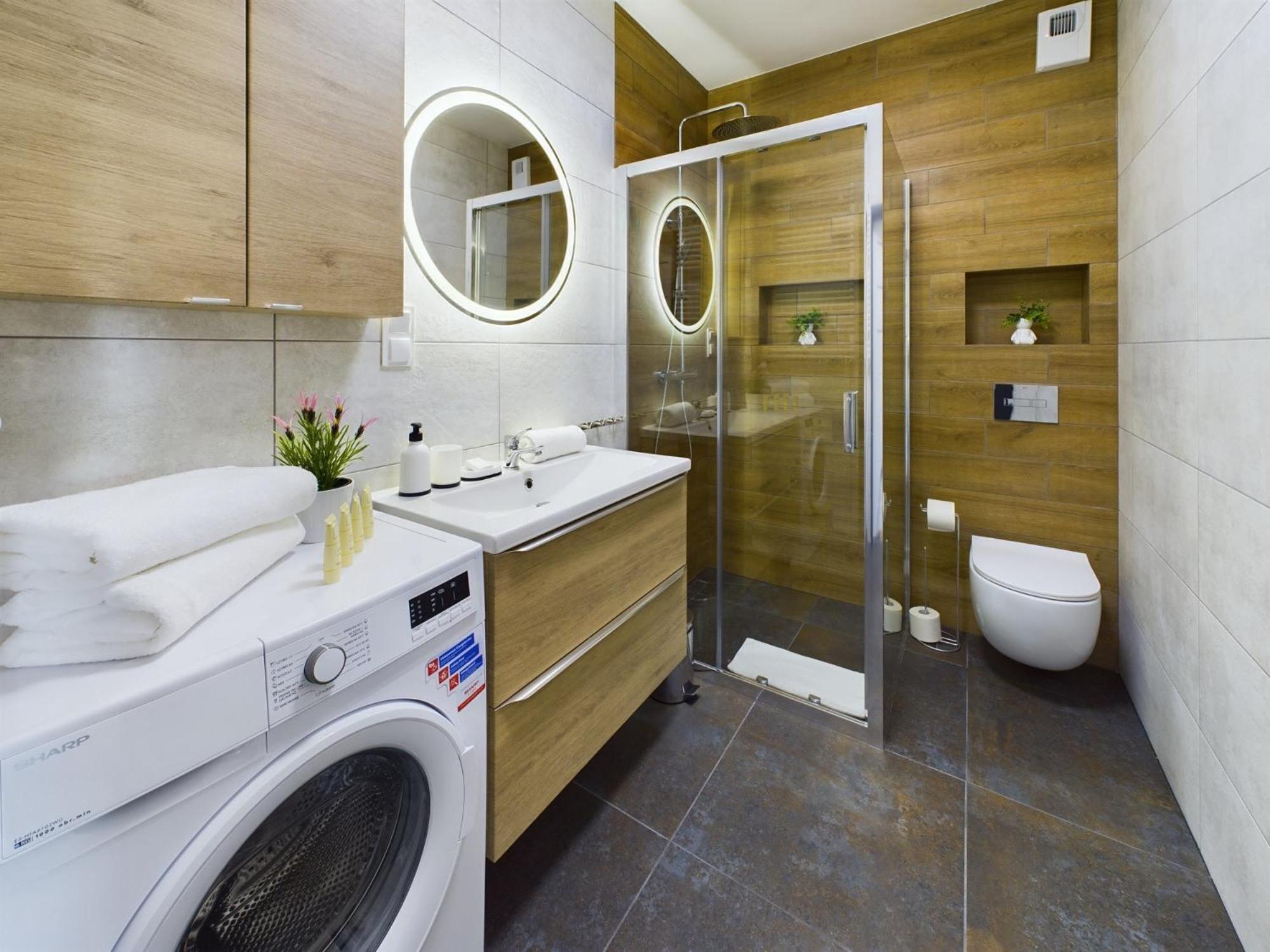 Exceptional With Parking By Renters Апартаменти *